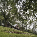 Na místě staré chalupy postavili novou: Moderně a s citem pro tradiční styl krkonošských roubenek. Foto: Petr Polák (petrpolakstudio.cz) Na místě staré chalupy postavili novou: Moderně a s citem pro tradiční styl krkonošských roubenek. Foto: Petr Polák (petrpolakstudio.cz)