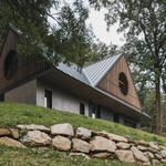Na místě staré chalupy postavili novou: Moderně a s citem pro tradiční styl krkonošských roubenek. Foto: Petr Polák (petrpolakstudio.cz) Na místě staré chalupy postavili novou: Moderně a s citem pro tradiční styl krkonošských roubenek. Foto: Petr Polák (petrpolakstudio.cz)