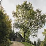 Na místě staré chalupy postavili novou: Moderně a s citem pro tradiční styl krkonošských roubenek. Foto: Petr Polák (petrpolakstudio.cz) Na místě staré chalupy postavili novou: Moderně a s citem pro tradiční styl krkonošských roubenek. Foto: Petr Polák (petrpolakstudio.cz)