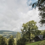 Na místě staré chalupy postavili novou: Moderně a s citem pro tradiční styl krkonošských roubenek. Foto: Petr Polák (petrpolakstudio.cz) Na místě staré chalupy postavili novou: Moderně a s citem pro tradiční styl krkonošských roubenek. Foto: Petr Polák (petrpolakstudio.cz)