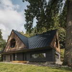 Na místě staré chalupy postavili novou: Moderně a s citem pro tradiční styl krkonošských roubenek. Foto: Petr Polák (petrpolakstudio.cz) Na místě staré chalupy postavili novou: Moderně a s citem pro tradiční styl krkonošských roubenek. Foto: Petr Polák (petrpolakstudio.cz)