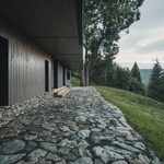 Na místě staré chalupy postavili novou: Moderně a s citem pro tradiční styl krkonošských roubenek. Foto: Petr Polák (petrpolakstudio.cz) Na místě staré chalupy postavili novou: Moderně a s citem pro tradiční styl krkonošských roubenek. Foto: Petr Polák (petrpolakstudio.cz)