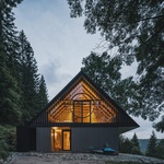 Na místě staré chalupy postavili novou: Moderně a s citem pro tradiční styl krkonošských roubenek. Foto: Petr Polák (petrpolakstudio.cz) Na místě staré chalupy postavili novou: Moderně a s citem pro tradiční styl krkonošských roubenek. Foto: Petr Polák (petrpolakstudio.cz)