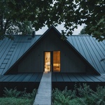 Na místě staré chalupy postavili novou: Moderně a s citem pro tradiční styl krkonošských roubenek. Foto: Petr Polák (petrpolakstudio.cz) Na místě staré chalupy postavili novou: Moderně a s citem pro tradiční styl krkonošských roubenek. Foto: Petr Polák (petrpolakstudio.cz)