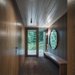 Na místě staré chalupy postavili novou: Moderně a s citem pro tradiční styl krkonošských roubenek. Foto: Petr Polák (petrpolakstudio.cz) Na místě staré chalupy postavili novou: Moderně a s citem pro tradiční styl krkonošských roubenek. Foto: Petr Polák (petrpolakstudio.cz)