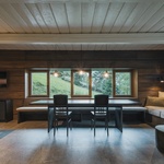 Na místě staré chalupy postavili novou: Moderně a s citem pro tradiční styl krkonošských roubenek. Foto: Petr Polák (petrpolakstudio.cz) Na místě staré chalupy postavili novou: Moderně a s citem pro tradiční styl krkonošských roubenek. Foto: Petr Polák (petrpolakstudio.cz)