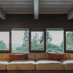 Na místě staré chalupy postavili novou: Moderně a s citem pro tradiční styl krkonošských roubenek. Foto: Petr Polák (petrpolakstudio.cz) Na místě staré chalupy postavili novou: Moderně a s citem pro tradiční styl krkonošských roubenek. Foto: Petr Polák (petrpolakstudio.cz)