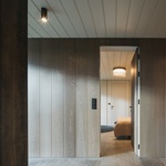 Na místě staré chalupy postavili novou: Moderně a s citem pro tradiční styl krkonošských roubenek. Foto: Petr Polák (petrpolakstudio.cz) Na místě staré chalupy postavili novou: Moderně a s citem pro tradiční styl krkonošských roubenek. Foto: Petr Polák (petrpolakstudio.cz)