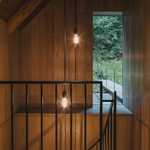 Na místě staré chalupy postavili novou: Moderně a s citem pro tradiční styl krkonošských roubenek. Foto: Petr Polák (petrpolakstudio.cz) Na místě staré chalupy postavili novou: Moderně a s citem pro tradiční styl krkonošských roubenek. Foto: Petr Polák (petrpolakstudio.cz)