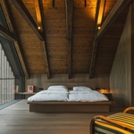 Na místě staré chalupy postavili novou: Moderně a s citem pro tradiční styl krkonošských roubenek. Foto: Petr Polák (petrpolakstudio.cz) Na místě staré chalupy postavili novou: Moderně a s citem pro tradiční styl krkonošských roubenek. Foto: Petr Polák (petrpolakstudio.cz)