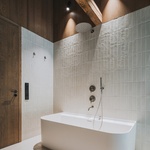 Na místě staré chalupy postavili novou: Moderně a s citem pro tradiční styl krkonošských roubenek. Foto: Petr Polák (petrpolakstudio.cz) Na místě staré chalupy postavili novou: Moderně a s citem pro tradiční styl krkonošských roubenek. Foto: Petr Polák (petrpolakstudio.cz)