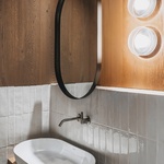 Na místě staré chalupy postavili novou: Moderně a s citem pro tradiční styl krkonošských roubenek. Foto: Petr Polák (petrpolakstudio.cz) Na místě staré chalupy postavili novou: Moderně a s citem pro tradiční styl krkonošských roubenek. Foto: Petr Polák (petrpolakstudio.cz)