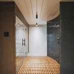 Na místě staré chalupy postavili novou: Moderně a s citem pro tradiční styl krkonošských roubenek. Foto: Petr Polák (petrpolakstudio.cz) Na místě staré chalupy postavili novou: Moderně a s citem pro tradiční styl krkonošských roubenek. Foto: Petr Polák (petrpolakstudio.cz)