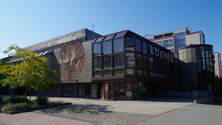 Kulturní dům Eden – manželé Peškovi, 1986, Praha–Vršovice. Zdroj: Česká komora architektů (ČKA)