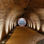 Chodby s ambientním osvětlením a vzácným sudem. Foto: Václav Novák Chodby s ambientním osvětlením a vzácným sudem. Foto: Václav Novák