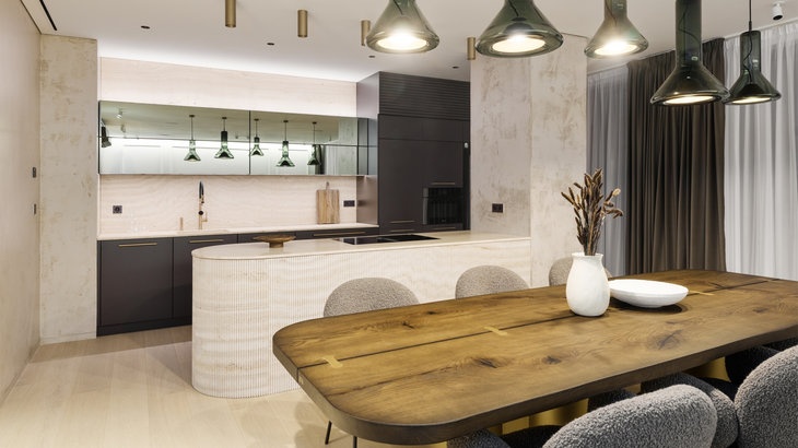 Soukromý interiér – propojený prostor / Apartmán v&nbsp;srdci Prahy, byt 4+KK v&nbsp;ul. Pařížská, Adam Rapák, VIMISLICKI ELEVATORS s.r.o., Foto: Tino Kuskunis