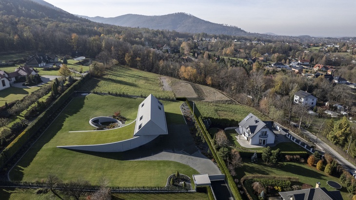 Dům Yaw, nacházející se v Beskydech, na pozemku s výrazným sklonem, se doslova otáčí směrem k jižní orientaci a začleňuje se do topografie a okolní krajiny. Foto: Jakub Certowicz
