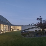 Architekti ze studia KWK Promes chtěli, aby budova nejen zapadla do terénu, ale aby s ním aktivně spolupracovala. A to i z hlediska úpravy krajiny. Foto: Jakub Certowicz Architekti ze studia KWK Promes chtěli, aby budova nejen zapadla do terénu, ale aby s ním aktivně spolupracovala. A to i z hlediska úpravy krajiny. Foto: Jakub Certowicz