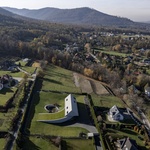To architektům umožnilo nejen ukotvit dům do svahu, ale také jej rozdělit na zóny a otevřít tam, kde to bylo nejvíce potřeba. Foto: Jakub Certowicz To architektům umožnilo nejen ukotvit dům do svahu, ale také jej rozdělit na zóny a otevřít tam, kde to bylo nejvíce potřeba. Foto: Jakub Certowicz