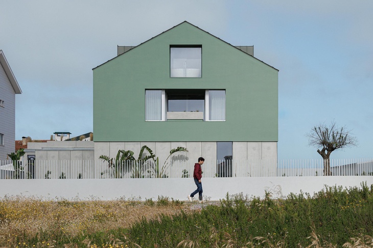 Casa Verde se nachází v Costa Nova do Prado, v jinak velmi populárním portugalském přímořském letovisku na pobřeží Atlantiku. Foto: Ivo Tavares Studio