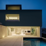 Interiéry jsou záměrně pojaty minimalisticky a tvoří protipól k intenzivně a pohledově exponovanému exteriéru. Foto: Ivo Tavares Studio Interiéry jsou záměrně pojaty minimalisticky a tvoří protipól k intenzivně a pohledově exponovanému exteriéru. Foto: Ivo Tavares Studio