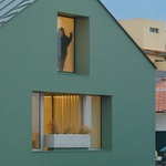 Objem domu má jednoduchou, kompaktní formu s čistou geometrií a nově interpretuje tradiční místní typologii, zejména prostřednictvím sedlové střechy. Foto: Ivo Tavares Studio Objem domu má jednoduchou, kompaktní formu s čistou geometrií a nově interpretuje tradiční místní typologii, zejména prostřednictvím sedlové střechy. Foto: Ivo Tavares Studio