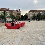 Náměstí Jiřího z Poděbrad s odstupem: Žádná proměna důležitého místa se neobejde bez kritiky. Kvalitu prověří čas. Zdroj: Ing. arch. Josef Matyska Náměstí Jiřího z Poděbrad s odstupem: Žádná proměna důležitého místa se neobejde bez kritiky. Kvalitu prověří čas. Zdroj: Ing. arch. Josef Matyska