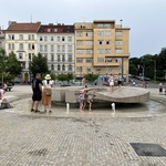 Náměstí Jiřího z Poděbrad s odstupem: Žádná proměna důležitého místa se neobejde bez kritiky. Kvalitu prověří čas. Zdroj: Ing. arch. Josef Matyska Náměstí Jiřího z Poděbrad s odstupem: Žádná proměna důležitého místa se neobejde bez kritiky. Kvalitu prověří čas. Zdroj: Ing. arch. Josef Matyska