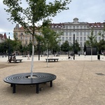Náměstí Jiřího z Poděbrad s odstupem: Žádná proměna důležitého místa se neobejde bez kritiky. Kvalitu prověří čas. Zdroj: Ing. arch. Josef Matyska Náměstí Jiřího z Poděbrad s odstupem: Žádná proměna důležitého místa se neobejde bez kritiky. Kvalitu prověří čas. Zdroj: Ing. arch. Josef Matyska
