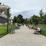 Náměstí Jiřího z Poděbrad s odstupem: Žádná proměna důležitého místa se neobejde bez kritiky. Kvalitu prověří čas. Zdroj: Ing. arch. Josef Matyska Náměstí Jiřího z Poděbrad s odstupem: Žádná proměna důležitého místa se neobejde bez kritiky. Kvalitu prověří čas. Zdroj: Ing. arch. Josef Matyska