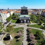 Náměstí Jiřího z Poděbrad s odstupem: Žádná proměna důležitého místa se neobejde bez kritiky. Kvalitu prověří čas. Zdroj: Ing. arch. Josef Matyska Náměstí Jiřího z Poděbrad s odstupem: Žádná proměna důležitého místa se neobejde bez kritiky. Kvalitu prověří čas. Zdroj: Ing. arch. Josef Matyska