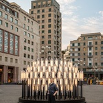 Monumentální světelná instalace BEACON od britského designéra Lee Brooma. Zdroj: BROKIS