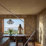 Architekt Sousa k tomu říká, že: „Místo souvislého panoramatického prosklení se tu krajina dávkuje v jednotlivých výřezech, a z různých míst interiéru nabízí odlišný pohled na rozhraní horizontu.“ Foto: Ivo Tavares Studio Architekt Sousa k tomu říká, že: „Místo souvislého panoramatického prosklení se tu krajina dávkuje v jednotlivých výřezech, a z různých míst interiéru nabízí odlišný pohled na rozhraní horizontu.“ Foto: Ivo Tavares Studio