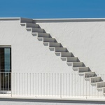 Výrazným prvkem exteriéru je schodiště vedoucí až na střechu. Foto: Ivo Tavares Studio Výrazným prvkem exteriéru je schodiště vedoucí až na střechu. Foto: Ivo Tavares Studio