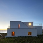 Casa Âncora je výsledkem snahy převést vlastnosti místa přímo do geometrie a materiálového řešení rodinného domu. Foto: Ivo Tavares Studio Casa Âncora je výsledkem snahy převést vlastnosti místa přímo do geometrie a materiálového řešení rodinného domu. Foto: Ivo Tavares Studio