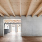 Nově obnovené obydlí proto vychází z jednoduchého principu dvou stavebních polí, která se dále dělí na jednotlivé místnosti. Architekti si však dovolili podstatný zásah: středovou stěnu z betonu velkoryse otevřeli. Foto: David Bard Nově obnovené obydlí proto vychází z jednoduchého principu dvou stavebních polí, která se dále dělí na jednotlivé místnosti. Architekti si však dovolili podstatný zásah: středovou stěnu z betonu velkoryse otevřeli. Foto: David Bard