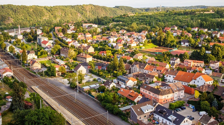 Nadhled na letní město z dráhou. Foto: Tomáš Lisý Nadhled na letní město z dráhou. Foto: Tomáš Lisý