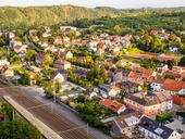 Nadhled na letní město z&nbsp;dráhou. Foto: Tomáš Lisý