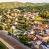 Nadhled na letní město z&nbsp;dráhou. Foto: Tomáš Lisý
