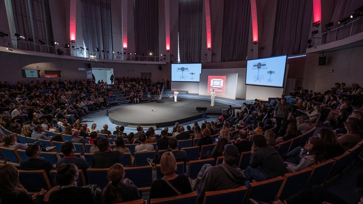 Místem konání Konference INTERIÉRY je přednáškový sál Rotunda na BVV. Zdroj: wwww.konference-interiery.cz Místem konání Konference INTERIÉRY je přednáškový sál Rotunda na BVV. Zdroj: wwww.konference-interiery.cz