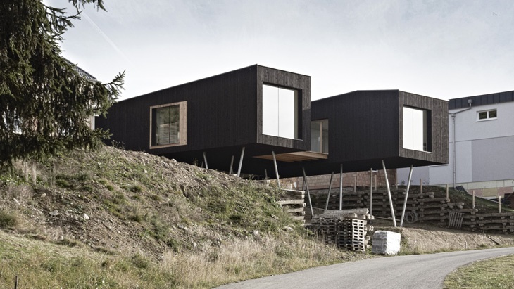 Netradiční dřevěný dům na ocelových nohách