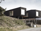 Netradiční dřevěný dům na ocelových nohách