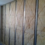 Skleněné obklady GLASIO pro lepší akustiku v místnosti, foto Aveton    obklad stěny na akustických profilech fermacell s vloženou akustickou izolací Ursa PURE 35, který je možno použít pro obklad stěn i stropů 