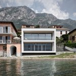 Kompletně přestavěný dům na břehu jezera Como je nevtíravý, integrovaný do okolní zástavby, přesto moderní. Velkoformátová okna dominují na západní straně této krychlové budovy.  © FOTO KREDIT: Marcello Mariana