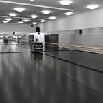 Taneční sál s dvojitou podlahou pro eliminaci šíření kročejového hluku