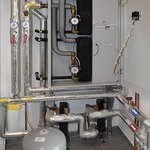 Systém teplovodního vytápění učeben se zdrojem tepelné čerpadlo vzduch-voda