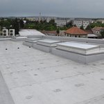 Střecha budovy s fóliovou krytinou jako hlavní vzduchotěsnicí vrstvou střechy. Na střeše jsou požární klapky sloužící zároveň k přirozenému nárazovému větrání před začátkem umělecké nebo společenské akce ve velkém sále