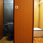 Panelákové umakartové jádro, resp. pohled z chodby na WC a koupelnu