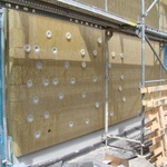 Průběh kotvení izolace pomocí kotvících hmoždinek - Kotvení izolačních desek do vnějších stěn znamenalo určitý problém, neboť dům je postaven z dutých tvárnic, jejichž stěny nejsou silnější než 8 mm.