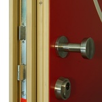 Kování vchodových dveří – rozetové bezpečnostní, zamykací mechanismus. © Slavona s. r. o.